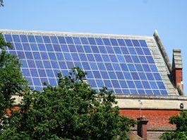 UK homes install record number of solar panels and heat pumps